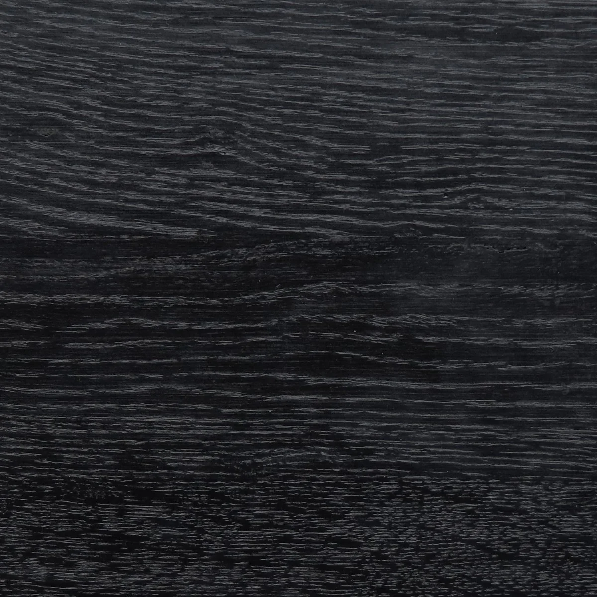 Madera Teñida Negra con Barniz Transparente
